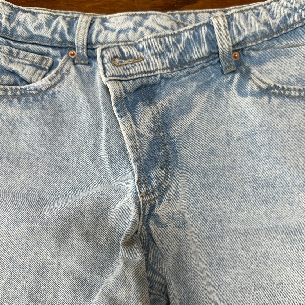 Light wash High Rise Bermuda Shorts Size 2 - Picture 2 of 6